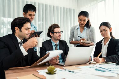 Ofis masasındaki finansal veri raporlarını analiz eden çeşitli bir grup iş analisti. Stratejik pazarlama planlaması için iş istihbarat analizine göre grafikler ve grafikler.