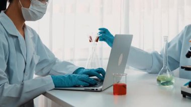 Laboratuvar araştırmacısı yeni bir ilaç geliştirir ya da tedavi eder. Laboratuvar tüpünde renkli kimyasal sıvı kullanır. Bilimsel veya kimya uzmanlığı ve laboratuvar ekipmanları ile sağlık hizmetlerinin teknolojik gelişimi. Katı.