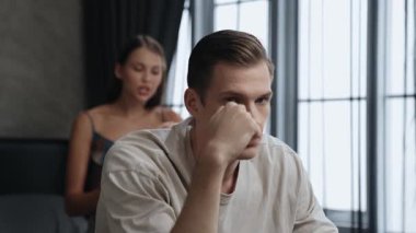 Aile krizi ve çift sorunu, finansal problemden kaynaklanan stresli durum, iflas ve iflas riski. Evlilik hayatındaki hayal kırıklıkları ve hüsranlar depresyona ve boşanmaya yol açar. Düzenle