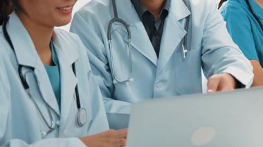 Hastane masasında birlikte çalışan ve tıbbi tedavi ya da sağlık hizmeti planlayan profesyonel bir grup. Takım çalışması başarılı hastalıklara ve hastalıklara yol açar. Ağır çekim. Katı.