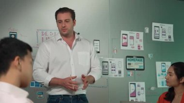 Bir grup profesyonel iş adamı Ux ve Ui tasarımı hakkında konuşuyor. İşbirlikçi çeşitli iş adamları pazarlama planı hakkında beyin fırtınası yapıyor. Birlikte çalışan iş adamları. Yönlendirici.