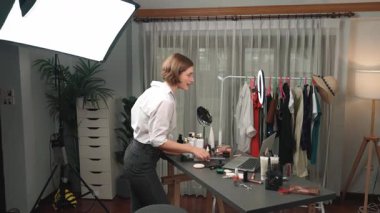 Kadın Etkilenen Vlog video görüntülerini canlı yayınlıyor Makyaj primi sosyal medya veya blog. Kozmetik stüdyosu ışıklandırmalı mutlu genç kız çevrimiçi pazarlama oturumu yayını için..