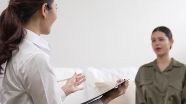 Mutlu hasta ve psikolog klinikte psikolog Vivancy kliniğindeki psikologa başarılı iş ve hayatı anlatırken olumlu duygularla zihinsel sağlık sohbetleri yapıyor.