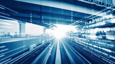 Yol üzerindeki dijital veri akışının dijital dönüşümü, yıkıcı yeniliği göstermek için grafik ile programlama kodlama kavramında hızlı aktarım vizyonu yaratan döngüsel videosu. Kusursuz Döngü .