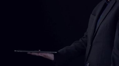 İş adamı e-posta kutusunu kontrol ediyor, daha iyi verimlilik için mesajları düzenliyor ve önceliklerini belirliyor. Etkili iletişim için akıllı e-posta teknikleri öğren. Kullanıcı Kimliği