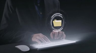 Verimli çalışma süreçleri için çevrimiçi belge dizinlerini yöneten iş adamı. Tüm önemli çevrimiçi belgelerinize kolayca güvenli ve hızlı bir şekilde erişim sağlayın. Kullanıcı Kimliği