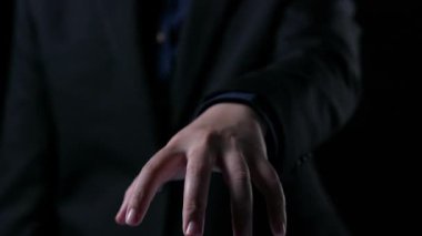 İş adamı ağ kurar, değerli bağlantılar kurar. Profesyonel ağı ve fırsatları genişletmek için etkili insan ağ oluşturma stratejileri UUID