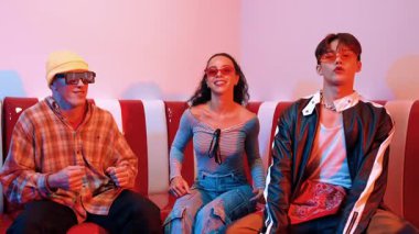 Şık gözlükler takan Happy dans takımı şehir pop veya hip hop müziğine taşınıyor. Modern restoranda birlikte komik serbest dans ederken profesyonel sanatçı grubu oturuyordu. Mutluluk.