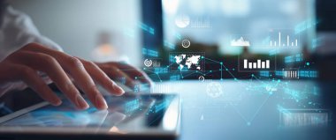 İş adamı, tahminsel büyük veri modellerinden gerçek zamanlı analizlere uzanan eğilim ve içgörüleri ortaya çıkarmak için veri analizlerini derinlemesine inceleyerek, veri güdümlü kararların analitik endüstriyi nasıl ileri götürdüğünü öğrenir