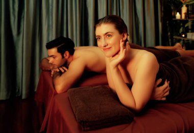 Kafkas çift müşterileri stres önleyici spa masajının keyfini çıkarıyorlar ve lüks otel veya otellerde sıcak mum ışığında güzellik derisi eğlenceleriyle şımartıyorlar. Sessiz.