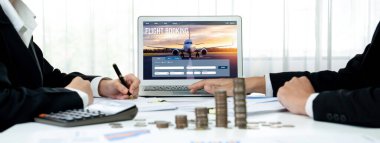 Online uçuş rezervasyon sitesi canlı rezervasyon sistemi sağlar. Seyahat teknolojisi kavramı .