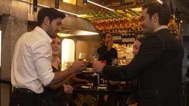 Arkadaşı Paloma, Margarita, Old Fashioned ve Martini 'de tezahürat yapmak için yürürken barın önünde çift olarak duran bir adam barmenlik yaparken, barmen de partiden canlı bir gece kulübü hazırlıyor. Vinosity.