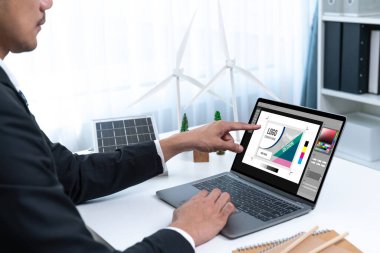 Web sayfasının modern tasarımı ve bilgisayar ekranında gösterilen ticari canlı reklamlar için grafiksel tasarımcı yazılımı