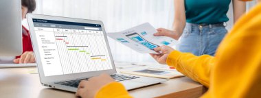 Ekip projesinin zaman çizelgesini gösteren bilgisayar ekranında canlı iş projesi yönetimi için proje planlama yazılımı