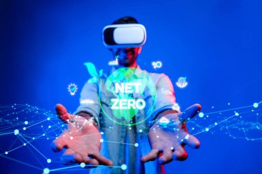 Sürdürülebilirlik simgeleriyle çevrili dijital küre, karbon emisyonlarını azaltma ve çevresel dengeyi sağlama amacını temsil etmektedir