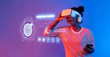 Genç bir kadın, yenilikçi pazarlama stratejileri ve dinamik bir iş ortamında izleyici kavrayışlarını keşfetmek için sanal gerçeklik kulaklığı takıyor. XDMCP