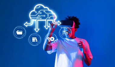 Modern sanal gerçeklik kullanıcısı bulut depolama kavramları ve veri yönetimi görselleriyle etkileşerek, teknolojinin iş çözümlerine entegrasyonunu göstermektedir. XDMCP