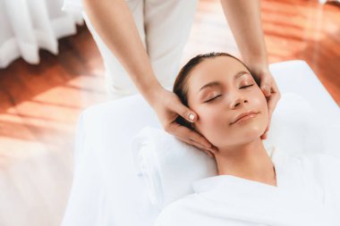 Kafkasyalı kadın stres önleyici kafa masajından ve lüks tatil beldesi ya da otel spa salonundaki modern ışık ortamında yüz güzelliği eğlencelerini şımartmaktan hoşlanıyor. Sessiz.