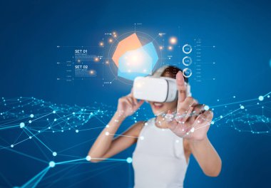 İş adamı, tahminsel büyük veri modellerinden gerçek zamanlı analizlere uzanan eğilim ve içgörüleri ortaya çıkarmak için veri analizlerini derinlemesine inceleyerek, veri güdümlü kararların analitik endüstriyi nasıl ileri götürdüğünü öğrenir