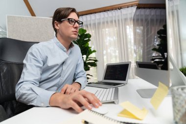 Güncellenmiş sürüm uygulama projesi denemesi ile ilgili kodlama programı ile pc align çalışma dizüstü bilgisayarı üzerinde çalışan çevrimiçi yazılım geliştirme bilgilerine bakan IT geliştiricisi yeni bir kod genel sistemi yaratıyor. Bireysel.