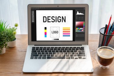 Web sayfasının modern tasarımı ve bilgisayar ekranında gösterilen ticari reklamlar için grafiksel tasarımcı yazılımı