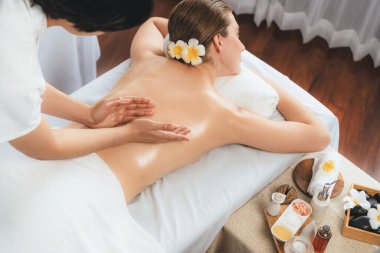 Kafkasyalı kadın müşteri stres önleyici spa masajının keyfini çıkarıyor ve lüks otel ya da oteldeki gündüz açık ortam güzellik salonunda güzellik teniyle eğleniyor. Sessiz.