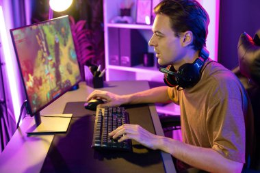 Sunucu kanalı bilgisayar ekranında muptiplayer 'larla Moba' yı oynayan ya da savaş alanında yalnız olan akıllı oyun flaması odaklı. Esport neon dijital ışık odasından canlı yayın yapıyor. Bireysel.