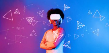 VR gözlüklü Afrikalı kız mavi ve pembe arka planda duruyor ve yüzen geometrik şekle bakıyor. Heyecanlı insan görsel gerçeklik dünyasına giriyor. Teknoloji yeniliği. Yaratıcılık.
