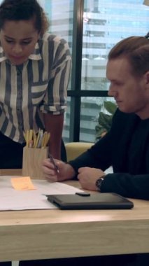 Yaratıcı iş adamları modern işyerindeki ofis masasında sohbet ediyorlar. Şirket uluslararası iş kavramı.