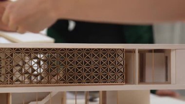 Mimari ekipman incelemesi kullanarak yavaş çekim ev tasarımcısı ve müşteri veya müşteriyle birlikte mimari ev modeli tasarım örneklerini ölçer. Filizlenen