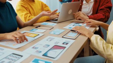 Mobil uygulama ya da web sitesi için kullanıcı arayüzü prototipi planlayan şirket çalışanlarının panorama videosu. UX UI tasarım beyin fırtınası kullanıcı dostu arayüz planı tasarlıyor. Sinerjik