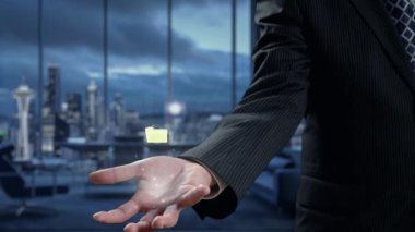 Verimli çalışma süreçleri için çevrimiçi belge dizinlerini yöneten iş adamı. Tüm önemli çevrimiçi belgelerinize kolayca güvenli ve hızlı bir şekilde erişim sağlayın. Kullanıcı Kimliği