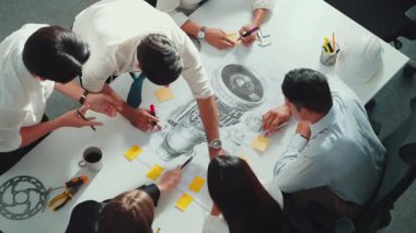 Türbin motor tasarımını gösteren ve konuşan profesyonel mühendis görüşü. Yetenekli tasarımcı veya teknisyen grubunun hava görüşü elektronik jeneratör inşaatını açıklıyor. Hizalama.