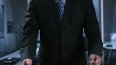 İş adamı, QC ve QA standartlarının karşılandığından emin olmak için katı kalite güvencesi protokolleri uyguluyor. Kalite güvencesi ile sertifikalı ürün mükemmelliğine ulaşmak. Kullanıcı Kimliği