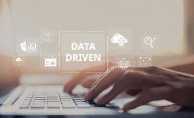 Etkili yönetim için bulut ve veritabanı teknolojisini kullanarak veri odaklı analitik, içgörü ve stratejik karar verme mekanizmalarını temsil eden bir el bilgisayarı. XDMCP