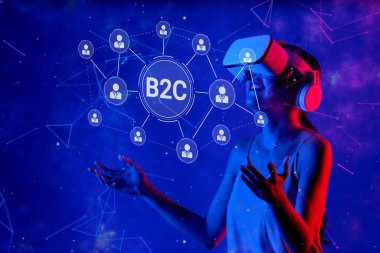 Bir kadın sanal gerçeklik dünyasını kulaklıkla keşfediyor, dijital bağlantılar ve ilgi çekici deneyimler yoluyla B2C arazisindeki yenilikçi müşteri etkileşimini temsil ediyor. XDMCP