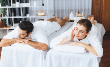 Kafkas çift müşterisi stres önleyici spa masajının keyfini çıkarıyor ve lüks otel veya oteldeki gündüz açık hava ortamında güzellik teniyle eğleniyor. Sessiz.