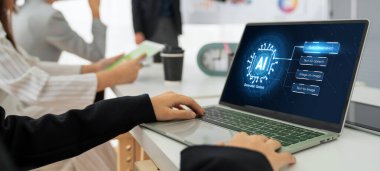 Yapay zeka teknolojisini çalıştırmak için komut mühendisi ve kullanıcı kolaylığı için üretici yapay zeka yardımcı araçları insanların yapay zeka işlevlerini teşvik ederek yapay zekayı çalıştırmalarına yardımcı olur