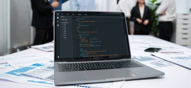 Uygulama ve program kodlaması için bilgisayar ekranında yazılım geliştirme programlama