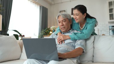 Büyükannem ona destek olurken kıdemli işadamı dizüstü bilgisayarda çalışıyor. Stresli yaşlı bir adam finansal tabloya bakıyor ya da yaşlı bir kadın ona sarılırken bilgisayardan sahte satış raporlarına bakıyor. Myrmidon.