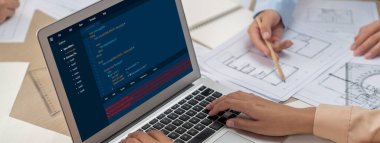 Uygulama ve program kodlaması için bilgisayar ekranında yazılım geliştirme programlama