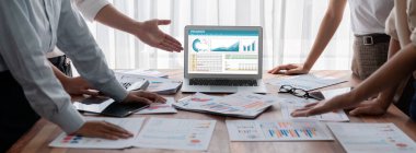 Hesap tablosu bilgi finansal başlangıç kavramı. Çevrimiçi analiz projesi için hesap tablosu belgelerinde veri ve grafikler