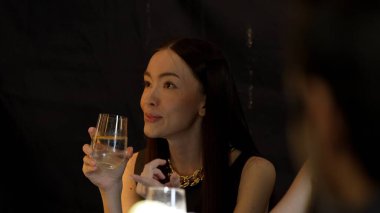 Kadeh kaldıran güzel bir kadının portresi ve lüks tezgah içecek barında dilimlenmiş portakallı gazoz içen bir arkadaşla konuşmak. Kulüpte sosyetenin özünü yakalamak. Vinosity.