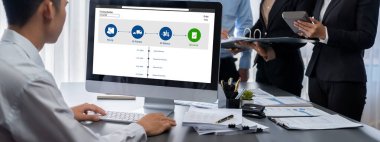 İş zekası ve veri analizi kavramı. Analizci ekibi laptop ekranında finansal veri analizi üzerinde çalışıyor. Etkili iş stratejik planlama için pazarlama göstergesi olarak. İçgörü