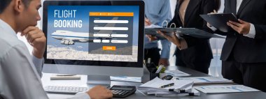 İş zekası ve veri analizi kavramı. Analizci ekibi laptop ekranında finansal veri analizi üzerinde çalışıyor. Etkili iş stratejik planlama için pazarlama göstergesi olarak. İçgörü