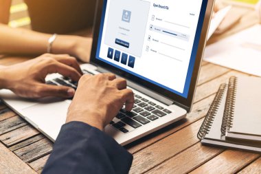 İnternet kullanıcıları ve çevrimiçi iş dünyası için dosyaları çevrimiçi yüklemek ve saklamak için çokluortam bulut hesaplama deposu.