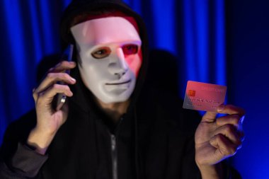 Kredi kartı sahibini arayıp gizli bilgilerle tehdit etmek için beyaz suçlu maskesi. Tüm veritabanları, güvenlik ihlali yapmaya çalışarak şifre şifreleme yapmak için. Bireysel.