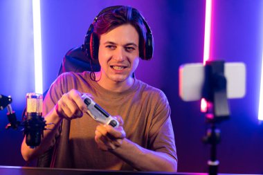 Kontrol kumandalı akıllı oyun flamasının tadını çıkarın. Modern teknoloji siber aydınlatma odasındaki yetenekli oyuncularla akıllı telefon reklamı üzerinden canlı yayın yapın. Bireysel.