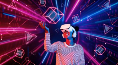 Çevresindeki geometrik şekle bakan kız metaevrende yüzüyor. Sanal dünyaya erişen mutlu genç ya da oyuncu VR kulaklık ve artırılmış gerçeklik teknolojisi kullanıyor. Teknoloji yeniliği. Yaratıcılık.