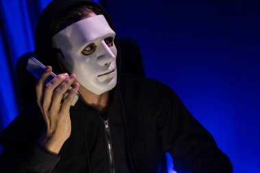 Bilgi işlem sahibini arayıp büyük bir veritabanı ile fidye tehdidinde bulunmasını programlayarak şifreli şifreleme kurmasını ve güvensiz bir mahremiyet sağlamaya çalışmasını söyleyen isimsiz beyaz suçlu maskesi. Bireysel.